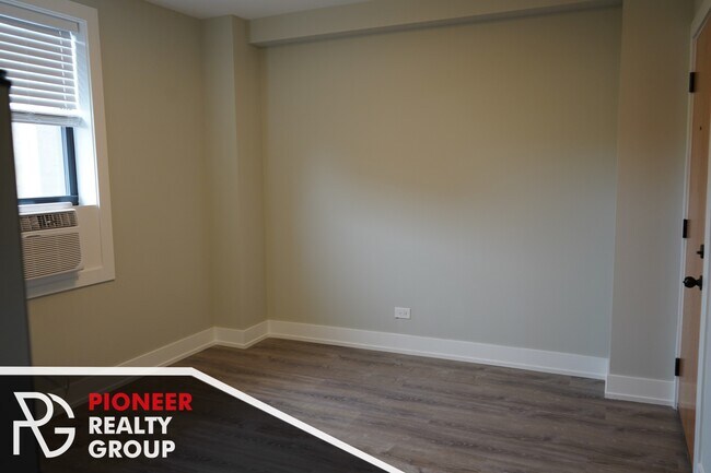 Foto del edificio - 501 W Belmont Ave