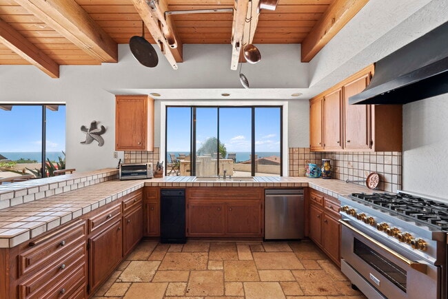 Building Photo - 6160 Zumirez Dr