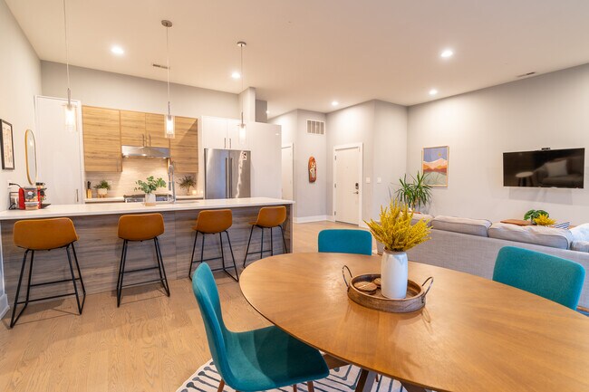 Dining area - 730 W 17th Pl