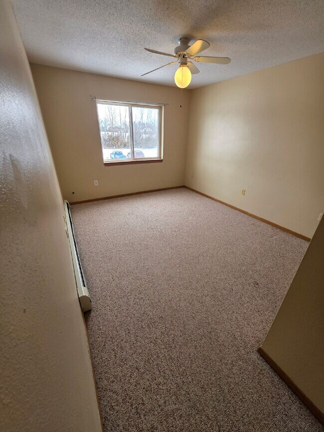 Foto del edificio - 3 Bedroom | 2 Bathroom 2nd Floor Unit in Oelwein AVAILABLE SOON!