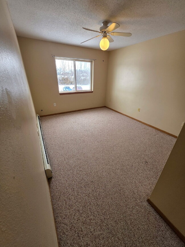 Building Photo - 3 Bedroom | 2 Bathroom 2nd Floor Unit in Oelwein AVAILABLE SOON!