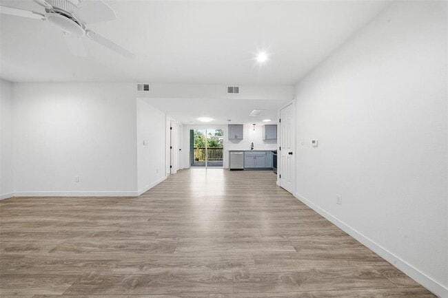 Building Photo - 5005 Cottonwood Cir