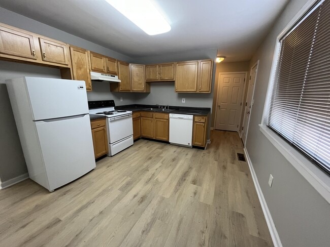 Building Photo - 10884 Sprucehill Dr