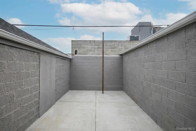 Building Photo - 837 E 49th St