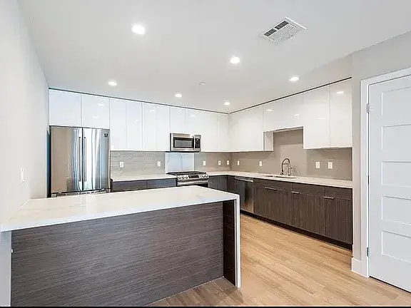 Building Photo - Century Place