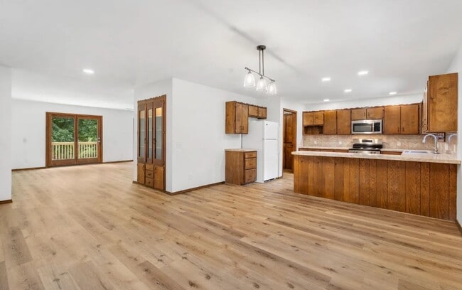 Building Photo - Lake House Rental