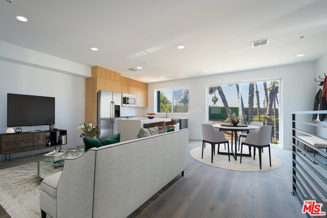 Building Photo - 1220 1/2 N Mariposa Ave