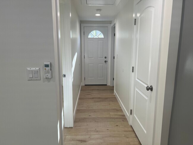 Pasillo - 17527 Tribune St