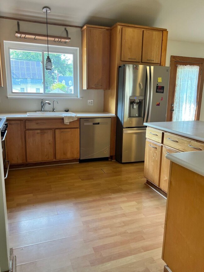 Foto del edificio - Split Level Home near Willow Lawn