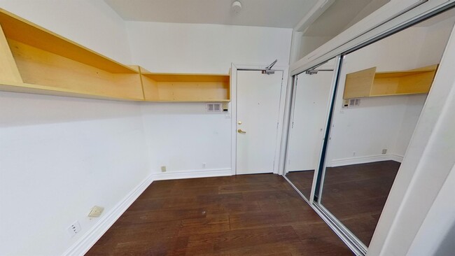 Building Photo - 273 St George St