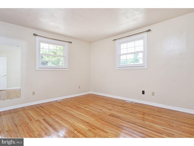 Building Photo - 923 Forbes St