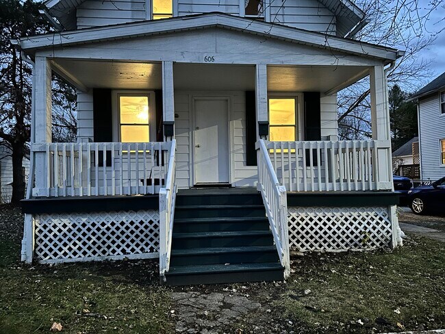 Building Photo - 606 W 5th St