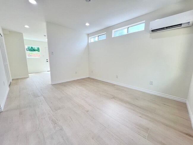 Building Photo - Fully Renovated Belmont Heights Studio Apa...