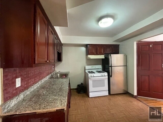 Foto del edificio - VERY SPACIOUS AND  NATURALLY  BRIGHT 3 BED...