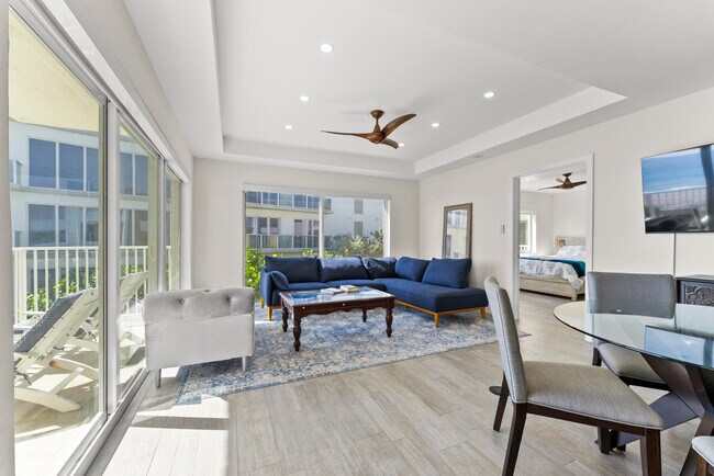 Building Photo - 1203 Hillsboro Mile