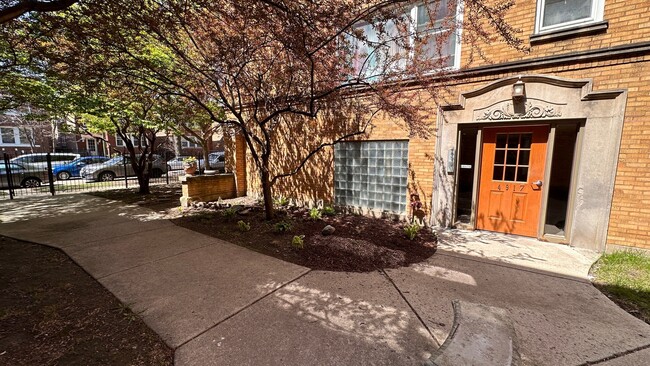 Building Photo - 4917 N Avers Ave