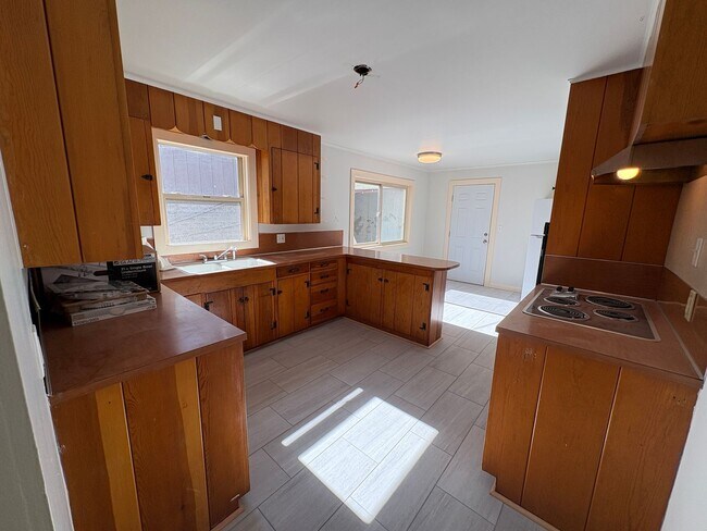 Foto del edificio - COZY 2 BEDROOM, 1 BATH SINGLE FAMILY HOME LOCATED IN SOUGHT AFTER ORCHARD DISTRICT