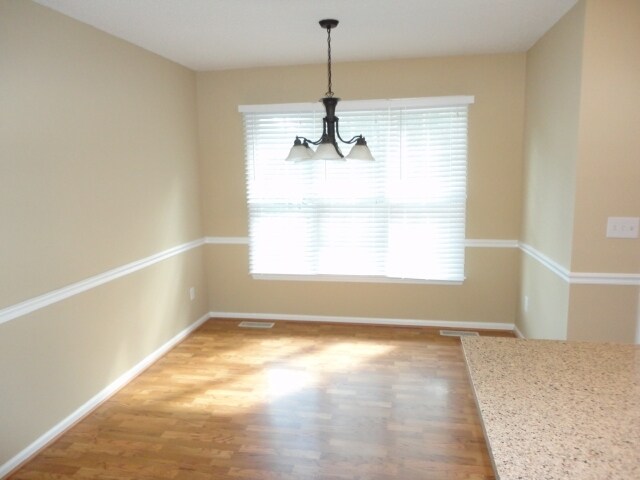 Building Photo - 180 River Crest Ct
