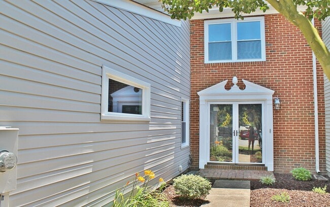 Foto del edificio - MUST SEE! Charming 3-Bedroom Townhome in Thoroughgood! 1-Car Attached Garage!