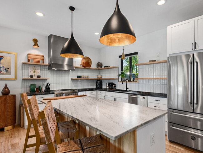 Building Photo - Creek Side