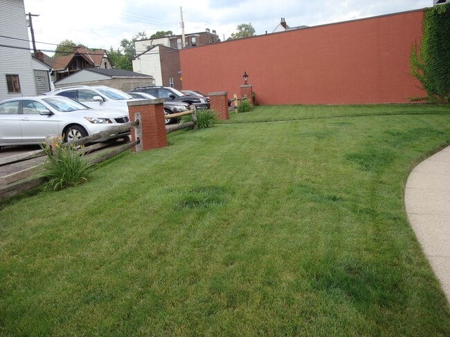 Building Photo - 449 S Evaline St