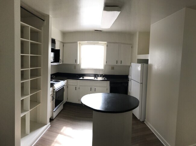 Building Photo - 3 Bedroom Available August 2026;   Monthly...