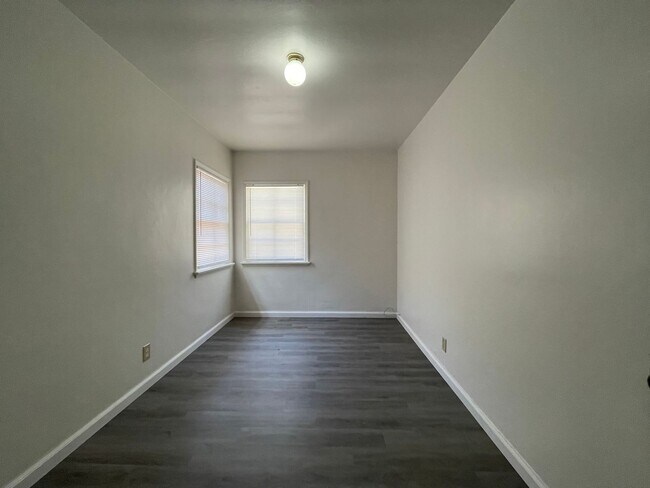Building Photo - 418