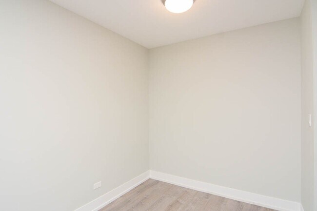 Building Photo - 533 W Surf St