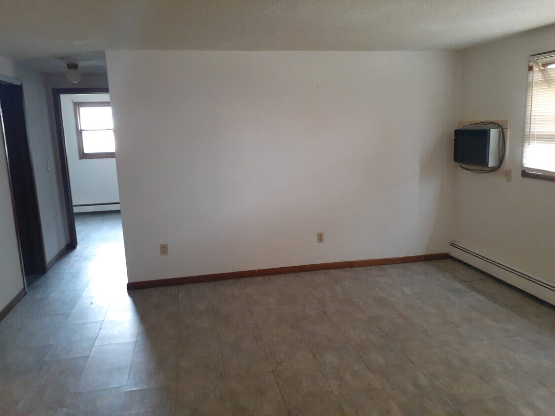 Living-room - 381 Brooks St S