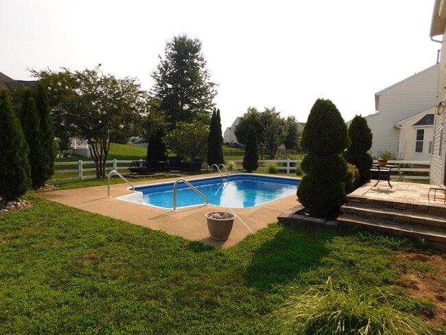 Building Photo - 104 Pebble Creek Dr