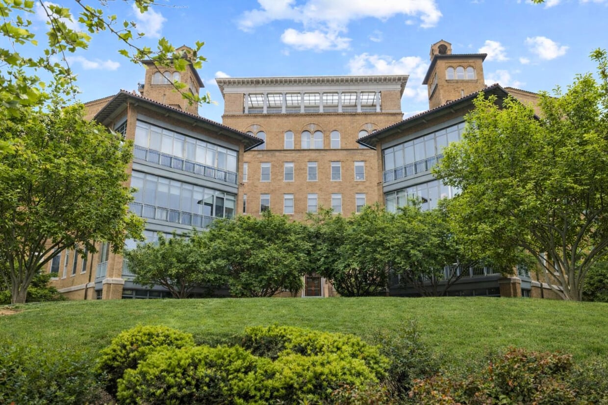 Photo - 2425 L St NW (Washington, DC)