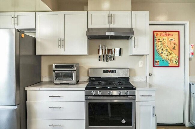 Building Photo - College Close 2 Bed 1 Bath