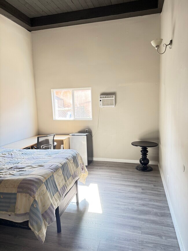 Foto del edificio - 1248 W 24th St