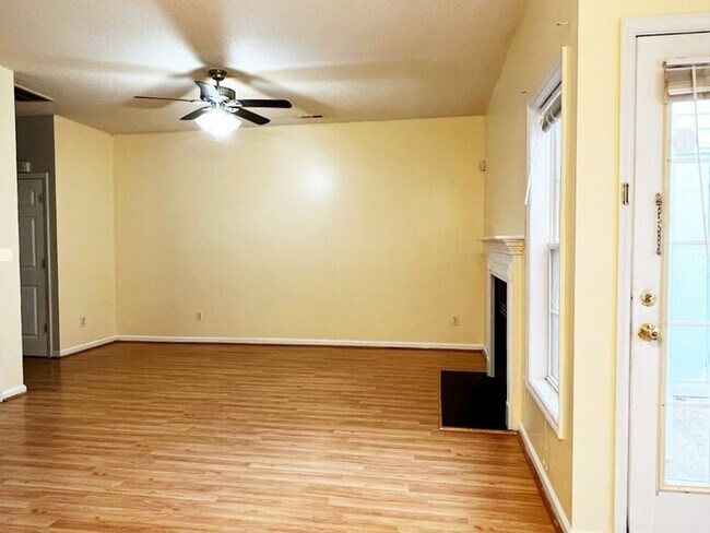 Building Photo - 3 Bedroom 2.5 bath One Garage