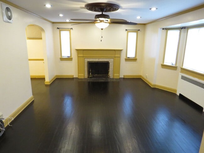 Building Photo - Totally Updated 3 Bed / 2.5 Bath