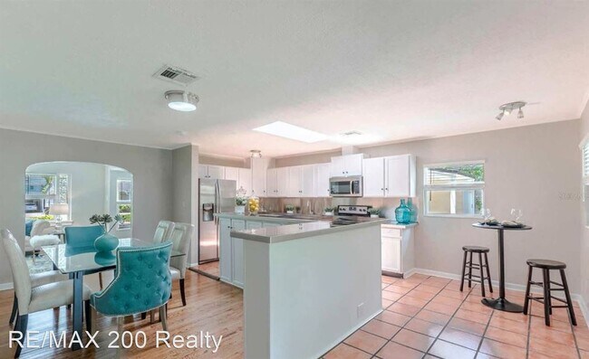Building Photo - 2 br, 2.5 bath House - 1141 W Smith St