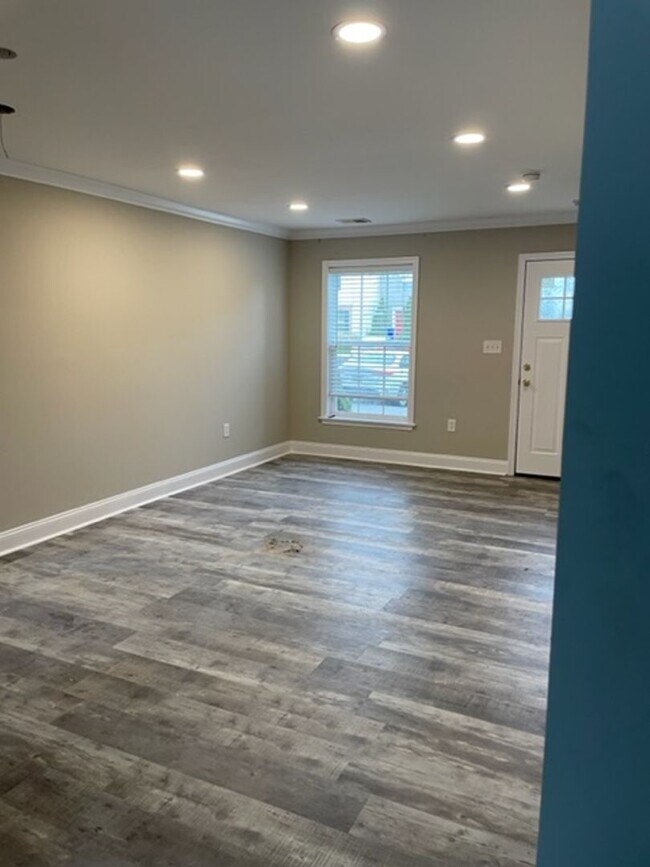 Building Photo - Charming renovated townhouse close to down...