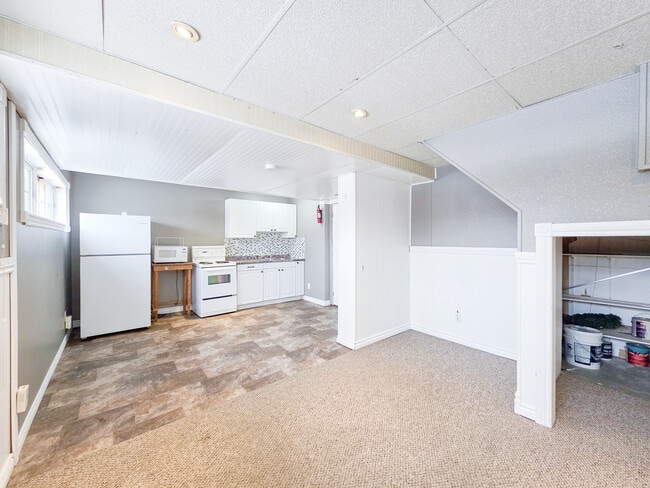 Photo du bâtiment - Bright & Spacious Basement Apartment! (2+Den, 1 Bath)