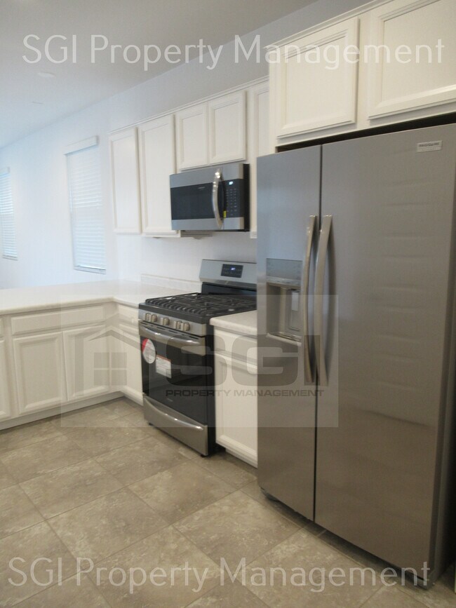 Building Photo - Gorgeous Glendale home ready for move in