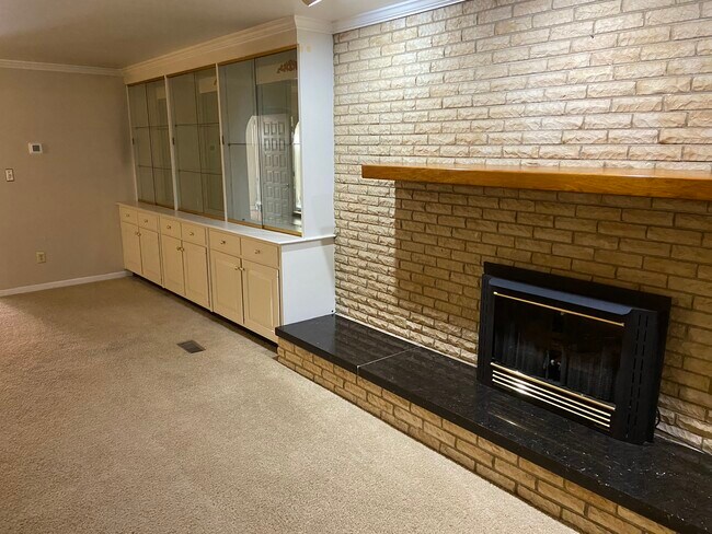 Sala de estar con chimenea y armario empotrado. - 164 College St