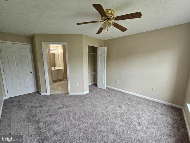 Building Photo - 2443 Blue Spring Ct