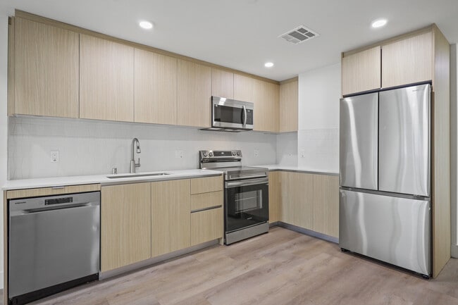 Building Photo - 7050 Hawthorn – Coliving + Traditional Units