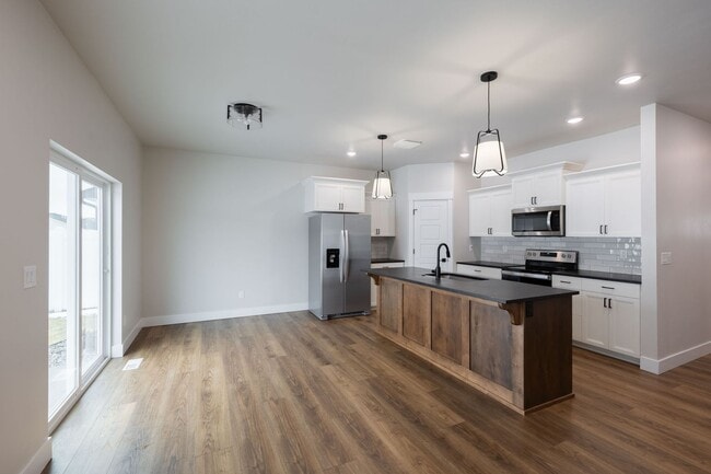 Building Photo - BEAUTIFUL 3 Bed 2 Bath Twin home in Sugar city!