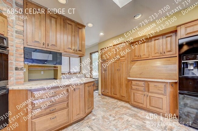 Building Photo - Mountain Views in Rockrimmon