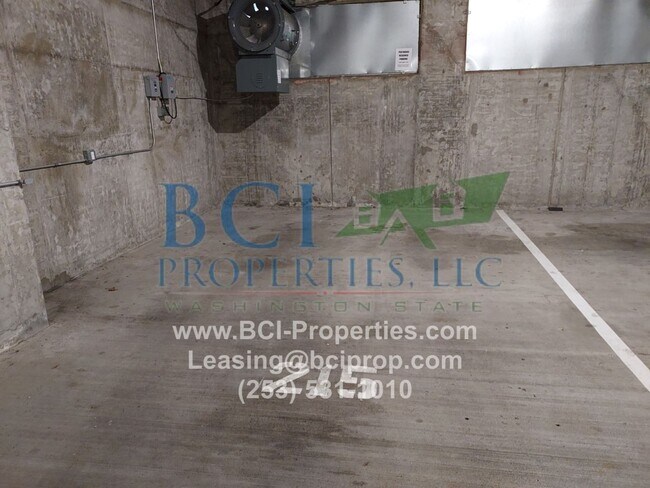 Building Photo - 2 Bedroom, 2 bath Penthouse Available Now!...