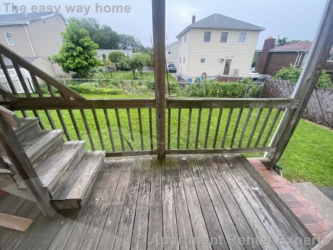 Building Photo - Revere Duplex 3 Bedroom, 1.5 Baths - Parki...
