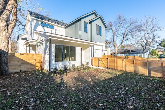 Building Photo - Spacious 3-Bedroom Home in East Austin Holly Neighborhood with 2.5 Bathrooms