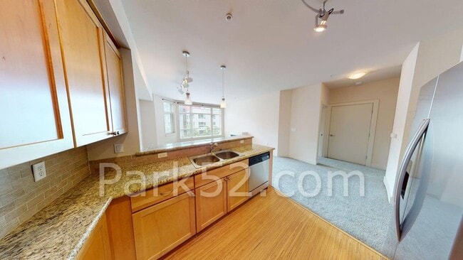 Building Photo - $250 Discount!! 1 Bedroom Condo in Downtow...
