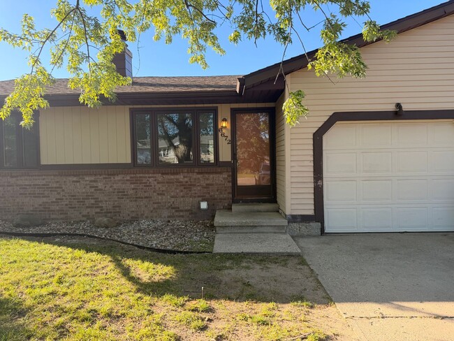 Building Photo - Rockford Schools! 4 Bedroom Duplex