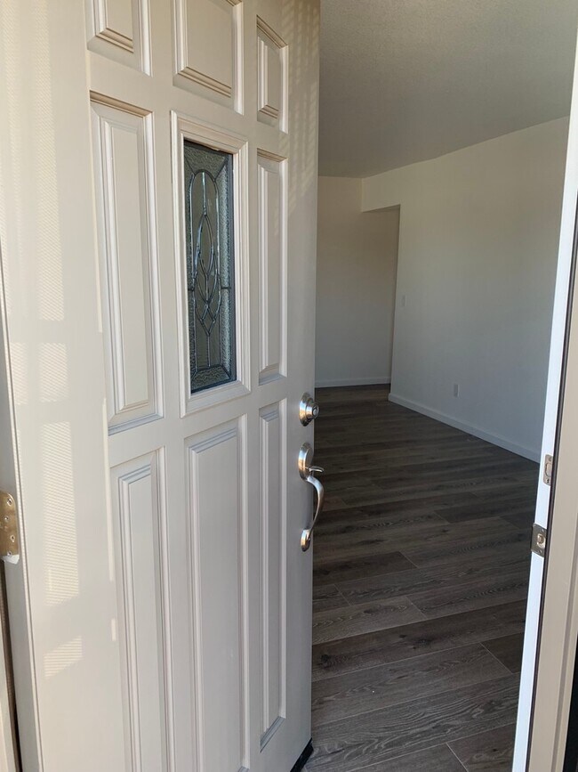 Building Photo - Remodeled Upstairs 2 Bedroom 1 Bath Unit